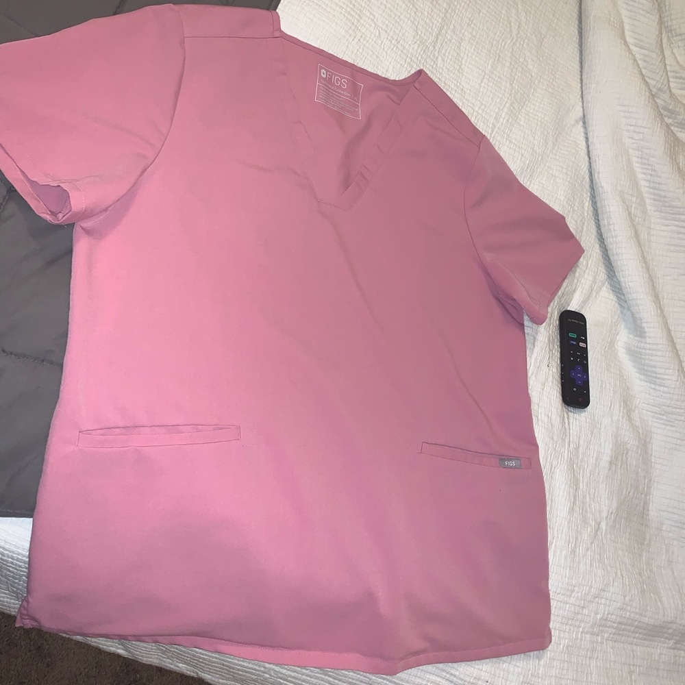 Chalk pink Figs Casma three pocket scrub top. Only worn a handful of times.